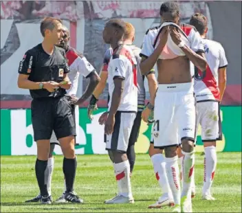  ??  ?? LLORÓ SU ERROR. Abdoulaye agredió a Calleri. El árbitro no lo vio pero sí lo captó el VAR. Tras revisar las imágenes, expulsó al senegalés.