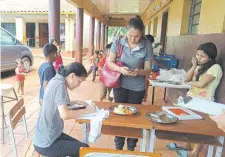  ?? ?? Verificaci­ón de las raciones del almuerzo en la Escuela Básica N° 6812 Puerto Flores.