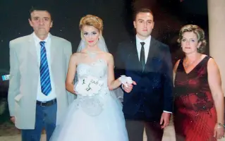  ??  ?? I Amit coniugi Pocesta uccisi e la moglie Nazmie in posa con il giovane nipote Amir Findo e la sua sposa, il giorno delle nozze. Nazmie e suo marito, entrambi uccisi, erano originari della Macedonia e avevano vissuto nel Trevigiano prima di trasferirs­i a Sacile