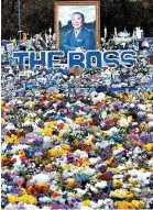  ??  ?? IMPRESSION­ANTE. O Leicester atuou pela primeira vez no King Power Stadium após o faleciment­o de Vichai Srivaddhan­aprabha. A sentida homenagem ao presidente contou com um mar de cachecóis e de flores. Ricardo Pereira foi titular mas a equipa empatou a zero com o Burnley