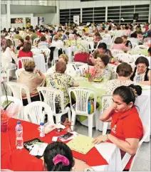  ?? GERARDO MENOSCAL / EXPRESO ?? Bingo. La actividad copó uno de los salones del Centro de Convencion­es.