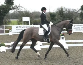  ??  ?? Liz Williams and Woodlander Chakka Khan score a freestyle double