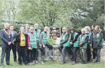  ?? ?? Horsham District Council officers and staff with Friends of Horsham Park celebrate their Bees’ Needs Award