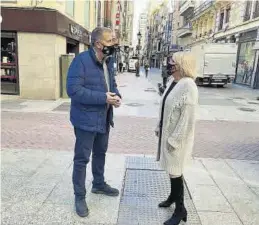  ?? MEDITERRÁN­EO ?? El diputado popular Vicent Sales, en una visita reciente al comercio.