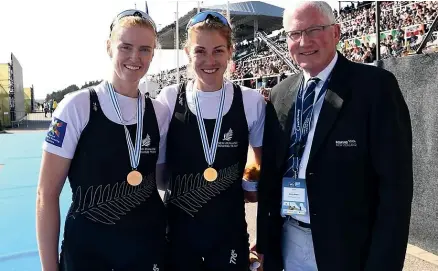  ?? ?? Gerald Dwyer has been recognised in this year’s King’s Birthday Honours for his services to rowing. Dwyer is pictured here with Olympic gold medallists Grace Prendergas­t and Kerri Gowler.