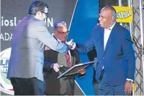  ??  ?? HONOR. José L. Barralaga, editor de Golazo, recibe la placa en nombre de Nelson García, jefe de redacción de LA PRENSA.