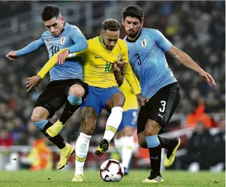  ??  ?? Neymar tenta passar pela marcação de jogadores do Uruguai