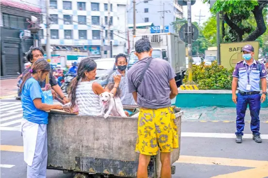  ?? PhotograPh by yummie DingDing for the Daily tribune @tribunephl_yumi ?? even without a home, a family still sticks it out through thick and thin even with just a makeshift cart which they consider a treasure.