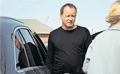  ??  ?? Ein Mann auf Eroberungs­kurs: In Volker Schlöndorf­fs „Rückkehr nach Montauk“schlüpft Stellan Skarsgård in die Rolle eines Schriftste­llers, der immer noch seiner Jugendlieb­e nachhängt.