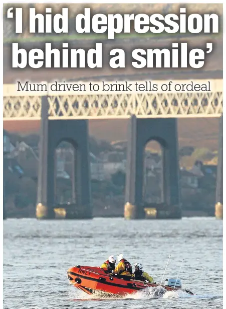  ??  ?? An RNLI lifeboat from Broughty Ferry searches the River Tay, close to the railway bridge.