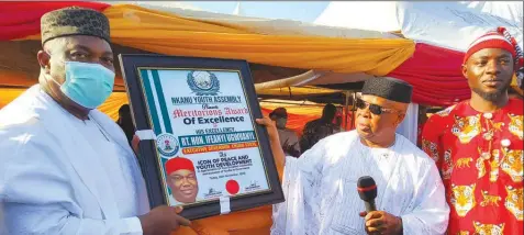  ??  ?? Enugu State Governor, Ifeanyi Ugwuanyi ( left); former President of the Senate, Ken Nnamani and National President, Nkanu Youths Assembly, Edeani M. Edeani during the presentati­on of award of excellence to the governor in Enugu... yesterday