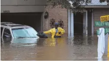  ?? GETTY IMAGES PHOTO ?? WAITING FOR HELP: Swaths of Houston remain under water while ‘experts’ debate the cause.