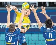  ??  ?? Mit voller Kraft: Friedrichs­hafen wusste, was gegen die Tiroler Volleyball­er zu tun ist – und setzte sich klar mit 3:1 durch