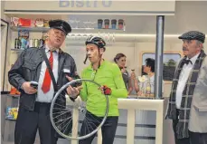  ?? FOTO: MARGIT MANGOLD ?? Ist das nun ein Fahrrad oder Handgepäck? Der Schaffner (Günter Rapp) diskutiert mit einem Radsportle­r (Thomas Zubler). Das Gespräch verfolgen die Kellnerin (Tanja Rieger), die Putzfrau (Claudia Blaser) und ein weiterer Fahrgast (Reinhard Staubach).