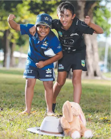  ?? Picture: STEWART McLEAN ?? FRIENDLY RIVALRY: Cowboys fan Izrael Jai-Gara, 7, of Gordonvale and Rabbitohs fan Heath Callaghan, 10, of Manunda are ready for Sunday’s NRL clash at Barlow Park.