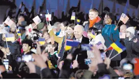  ?? ?? l El presidente de Estados Unidos, Joe Biden, posa con unos niños luego de su discurso en el Castillo Real tras reunirse ayer con el presidente polaco, Andrzej Duda, en Varsovia, Polonia.