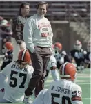  ?? MARK DUNCAN / AP ?? ON THE JOB: Cleveland Browns head coach Bill Belichick talks with veteran linebacker­s Clay Matthews (57) and Mike Johnson (59) during his first training camp as a head coach on April 2, 1991 in Berea, Ohio.