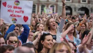  ??  ?? Some of the crowds gathered at Dublin Castle to celebratin­g the ‘yes’ vote