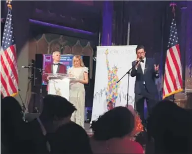  ?? D.C. ?? Momento en el que Jesús Martínez recibe el premio en la gala celebrada el miércoles en Nueva York.