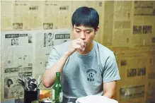  ?? Korea Times file ?? Actor Ha Seok-jin in a scene from “Honsulnamn­yeo” or “Drinking Solo,” last year’s drama about more young Koreans living, eating and drinking alone.