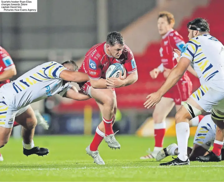  ?? ?? Scarlets hooker Ryan Elias charges towards Zebre captain David Sisi.
Pictures: Huw Evans Agency