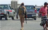  ?? AFP ?? A yemeni fighter walks down a street in the town of Khokha in the western province of Hodeida on tuesday. —