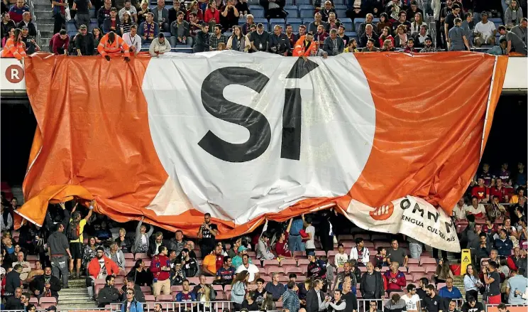  ??  ?? Catalans have used many methods to promote the independen­ce referendum, including hanging banners in the stands during the Barcelona football club’s matches.