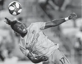  ?? Yi-Chin Lee / Staff photograph­er ?? Dynamo forward Alberth Elis attempts a header that went wide during the first half in the 4-0 win over the Red Bulls, but Elis connected twice in the second half.