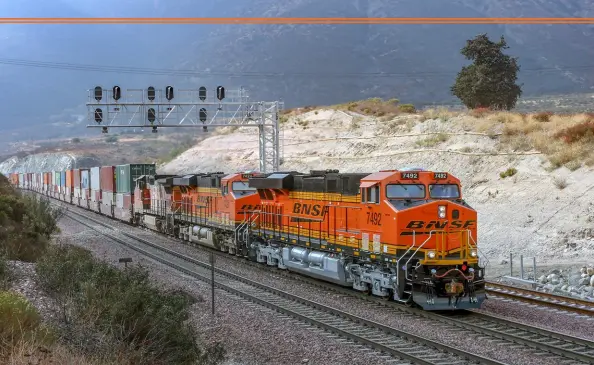  ?? David Lustig ?? A spotless GE ES44DC leads the first train over Cajon Pass following the completion of the triple-tracking project between San Bernardino and Summit on Nov. 3, 2008. Fittingly for the container-heavy route, it was an intermodal train.