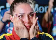  ?? Foto: dpa ?? Zu Tränen gerührt: Pauline Schäfer gelang mit dem Gewinn der WM Goldmedail­le am Schwebebal­ken Historisch­es.