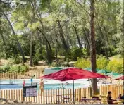  ??  ?? Les barrières autour de la piscine seront changées au profit de clôtures en bois et la plage sera agrandie.