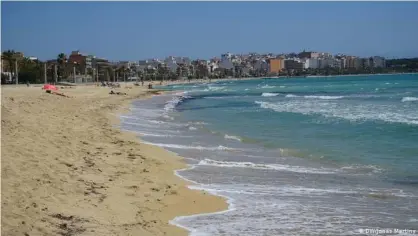  ??  ?? Noch herrscht Ruhe an den Stränden von Mallorca: Menschenle­ere Playa de Palma
