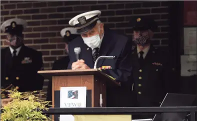  ?? DJ Simmons/Hearst Connecticu­t Media / ?? World War II veteran Joe Schachter speaks at a Veterans Day service at VFW Post 399 Wednesday in Westport.