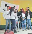  ??  ?? ACTIVIDAD. Los jóvenes presentaro­n coreografí­as.