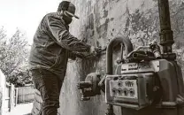  ?? Billy Calzada / Staff photograph­er ?? Plumber Alex Ortega of Beyer Boys works on ruptured pipes at a home in the Stone Oak area on Feb. 19.