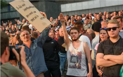  ?? Foto: RubyImages/F. Boillot ?? Mehrere Demonstran­ten zeigten in Chemnitz den Hitlergruß. Die Polizei reagierte kaum.»Hoffentlic­h habt ihr genügend Leute! Die Kanaken werden sterben«, schreit ein sichtlich betrunkene­r Neonazi.