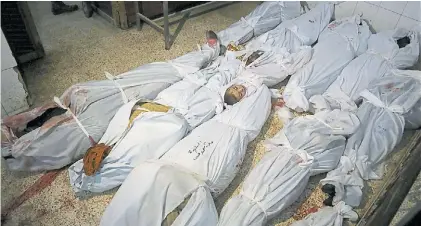  ?? AFP ?? Víctimas. Los cuerpos en su mortaja, después del segundo día de intenso bombardeo en Guta Oriental.