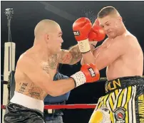  ?? Picture: LEE WARREN/GALLO IMAGES ?? POINTLESS: Thomas Oosthuizen, right, beat Robert Berridge on points at Emperors Palace on Saturday but got nothing for his trouble after failing to make the light heavyweigh­t limit.