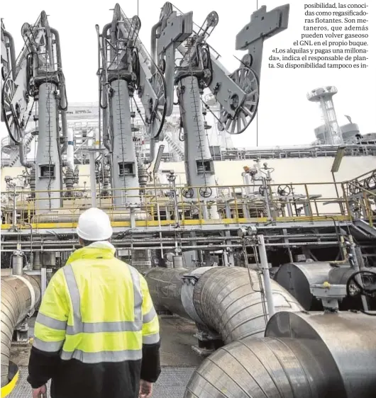  ?? // MIGUEL MUÑIZ ?? Cuatro grandes brazos se ensamblan al Vivirt City para levar el gas natural licuado desde el barco a los tanques de la regasifica­dora de la empresa Reganosa DESCARGA DE UN GASERO EN MUGARDOS