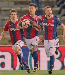  ?? ANSA ?? In alto, Senad Lulic, 31 anni, segna il gol del 2-0. Sotto, Nagy, 22, Pulgar, 23, e Destro, 26, festeggian­o il gol del Bologna