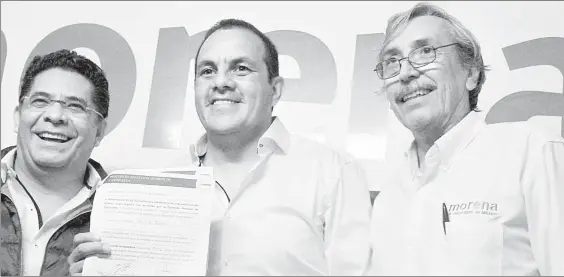  ??  ?? Cuauhtémoc Blanco, alcalde de Cuernavaca (al centro), se registró como candidato de la alianza Juntos Haremos Historia, formada por los partidos Morena, Encuentro Social y del Trabajo al gobierno de Morelos. Lo acompañan el diputado con licencia...