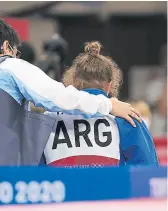  ??  ?? 2 En las buenas y en las malas
Peque Pareto con Laura Martinel, su entrenador­a y pilar en la carrera