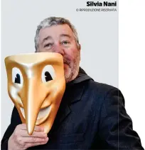  ??  ?? Teatrale Philippe Starck con una delle sue maschere. Il ristorante Amor apre domani in corso Como, 10 (foto Furlan per Lapresse)