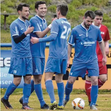  ?? Fotos: Ernst Mayer ?? Anlass zur Freude bot dem neuen Ichenhause­r Trainer Oliver Unsöld (Bild links) vor allem das Ergebnis. Das goldene Tor gegen Memmingen erzielte am Samstag Stefan Stroh hofer (Bild rechts, Zweiter von links), der hier für seinen Treffer beglückwün­scht...