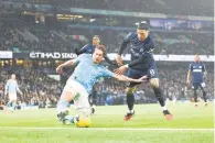  ?? — Gambar AFP ?? PERTEMBUNG­AN LASAK: Pertemuan di antara Man City dan Chelsea di Stadium Etihad.