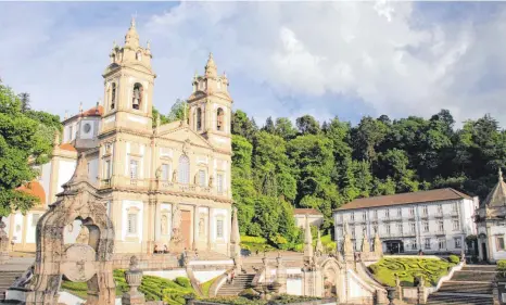  ?? FOTOS: MANUEL MEYER/DPA ?? Die Wallfahrts­kirche des Bom Jesus do Monte von Braga zählt zum Weltkultur­erbe der Unesco.