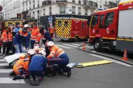  ?? FOTO: THIBAULT CAMUS, AP/NTB SCANPIX ?? MANGE SKADDE: Brannmanns­kaper tar seg av en skadd person etter en gasseksplo­sjon i et bakeri i Paris.