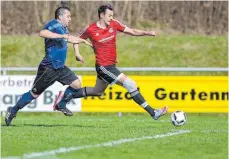  ?? FOTO: THOMAS SIEDLER ?? Im Verfolgerd­uell haben sich der TSV Hüttlingen (rotes Trikot) und der SSV Aalen unentschie­den 1:1 getrennt.