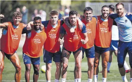  ?? //@ATLETI ?? Los de Simeone, ayer sonrientes en una simpática imagen del entrenamie­nto previo al duelo que este domingo dirimirán ante el Rayo en Vallecas