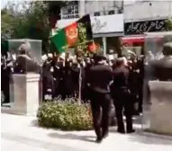  ??  ?? REALIDADES. Rostros de mujeres fueron rayados en Kabul; en la ciudad de Herat, niñas regresaban a la escuela; en las inmediacio­nes del aeropuerto había protestas, y en Irán hubo marchas de mujeres el pasado lunes.